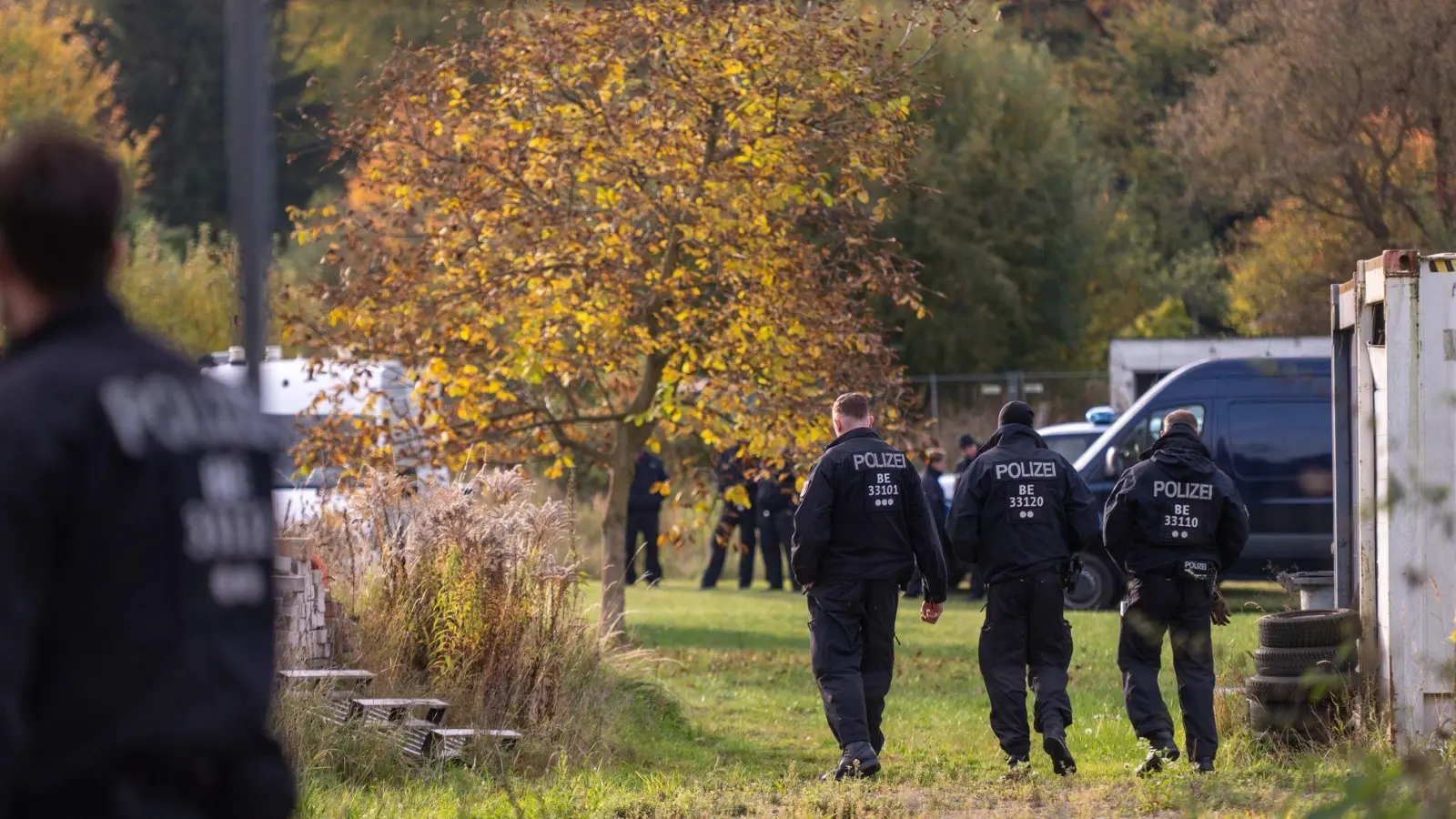 Polizisten stehen bei dem Großeinsatz auf einem Grundstück. (Archivbild)  (Foto: Christophe Gateau/dpa)