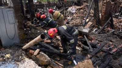 Ein russischer Drohnenangriff hat wieder ein Haus in der Ukraine zerstört. (Foto: Evgeniy Maloletka/AP/dpa)
