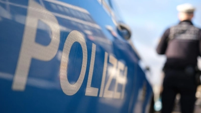 Bei der Überprüfung fand die Polizei heraus, dass weder der 37-jährige Vater noch der 17 Jahre alte Sohn einen Führerschein besitzen. (Symbolbild) (Foto: Bernd Weißbrod/dpa)
