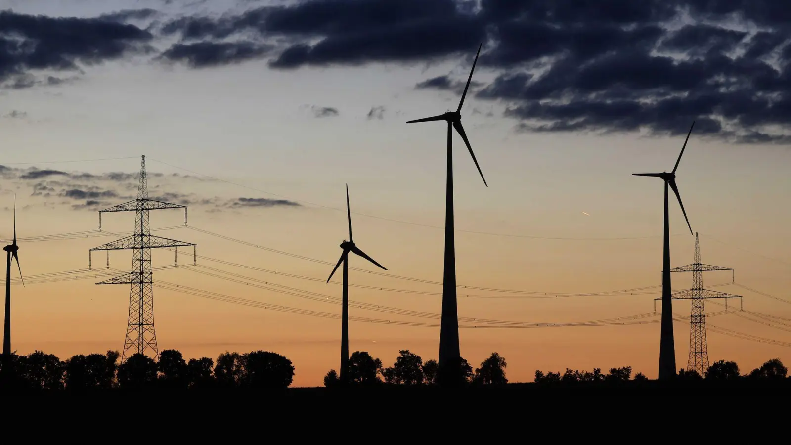 Bayerns Verwaltungsgerichte müssen sich immer häufiger mit Windkraftanlagen beschäftigen. (Symbolbild) (Foto: Karl-Josef Hildenbrand/dpa)
