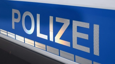Zu einem Auffahrunfall mit mehreren Fahrzeugen kam es wegen eines Hundes in Ansbach-Obereichenbach.  (Foto: Daniel Vogl/dpa)