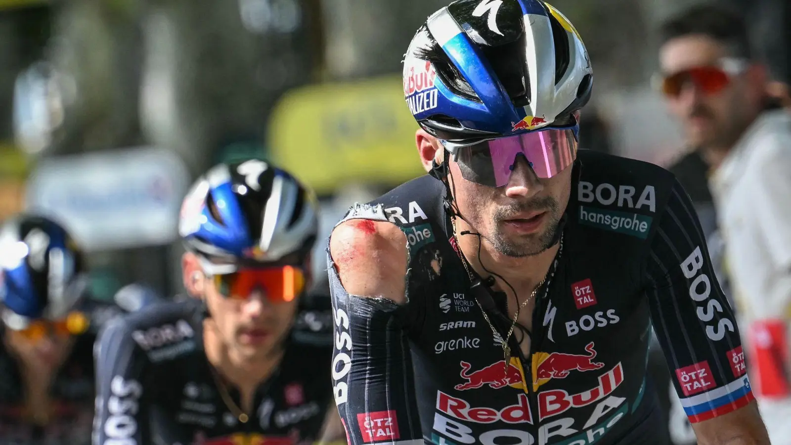 Red Bull-BORA-hansgrohe-Kapitän Primoz Roglic stürzte kurz vor dem Ziel schwer. (Foto: Marco Bertorello/AFP/dpa)