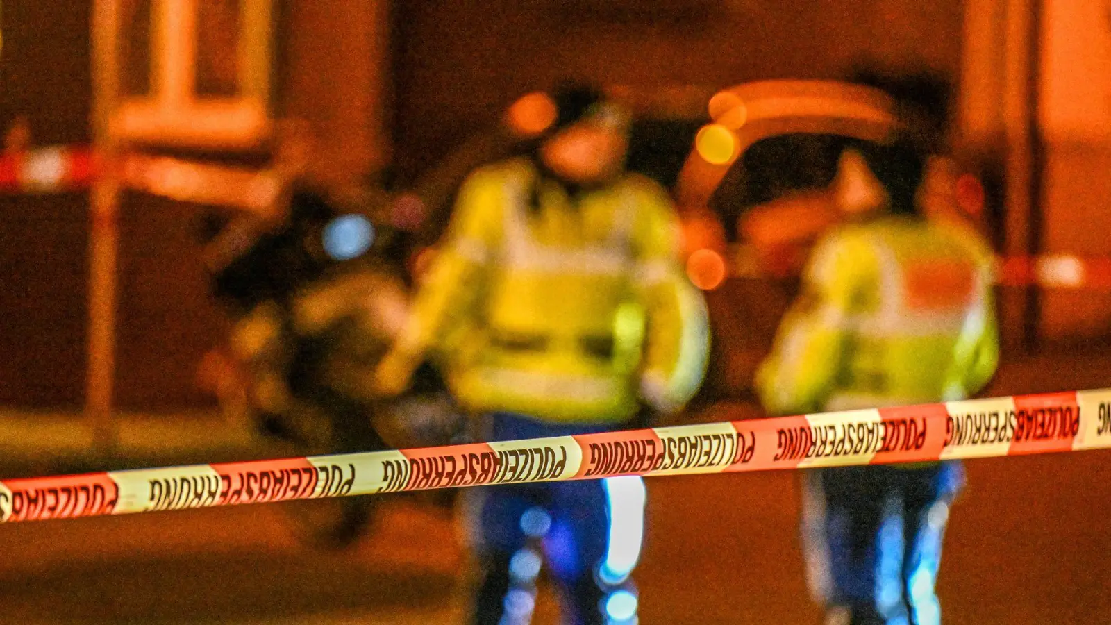 Ein Zeuge findet einen schwer verletzten Mann in Stuttgart - danach läuft ein Großeinsatz.  (Foto: Marius Bulling/dpa)