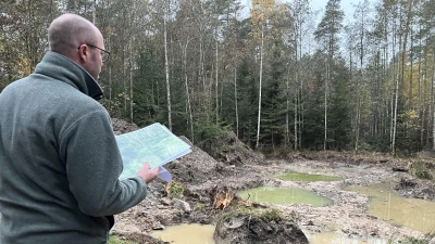 In Feuchtwangens größtem zusammenhängenden Stadtwaldgebiet Weidenbusch: Die neu angelegten Tümpel halten das Niederschlagswasser zurück, so dass der Boden länger feucht bleibt. Näheres dazu erklärte Förster Marcel Konte bei einem Ortstermin des Umweltausschusses. (Foto: Stadt Feuchtwangen/Christina Fruntzek)