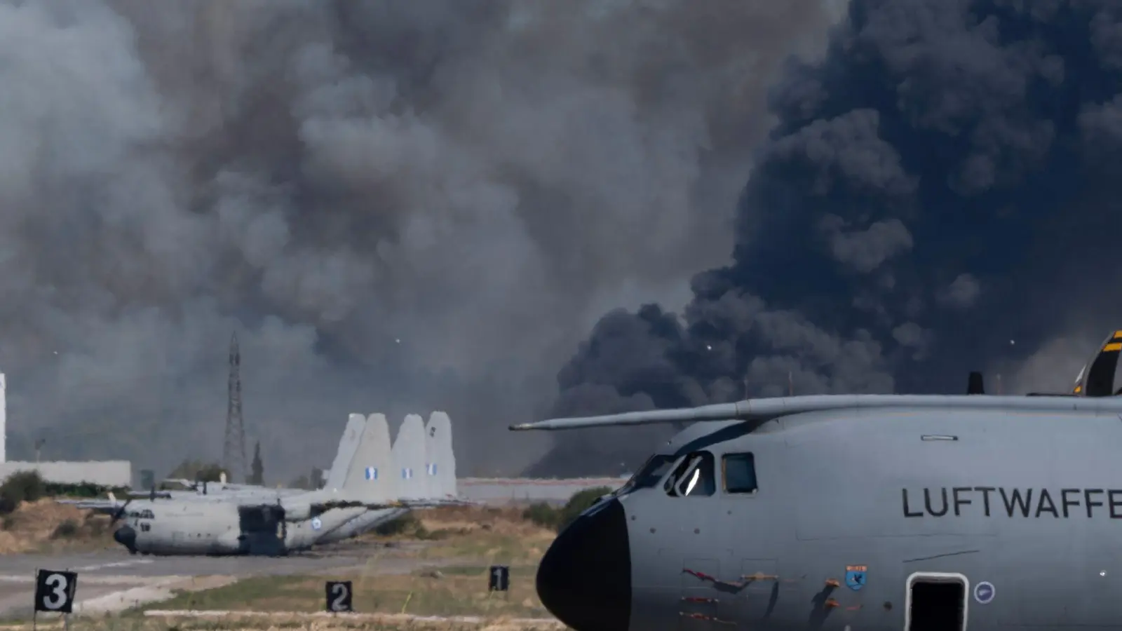 Ein gewaltiger Knall und dann dichter, schwarzer Rauch - so beschreiben Anwohner den Vorfall. (Foto: Uncredited/AP/dpa)