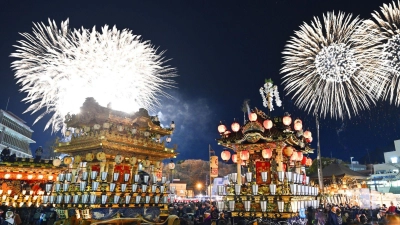 Feuerwerkskörper explodieren beim Chichibu-Nachtfest in der Präfektur Saitama im Osten Japans. (Foto: Uncredited/kyodo/dpa)