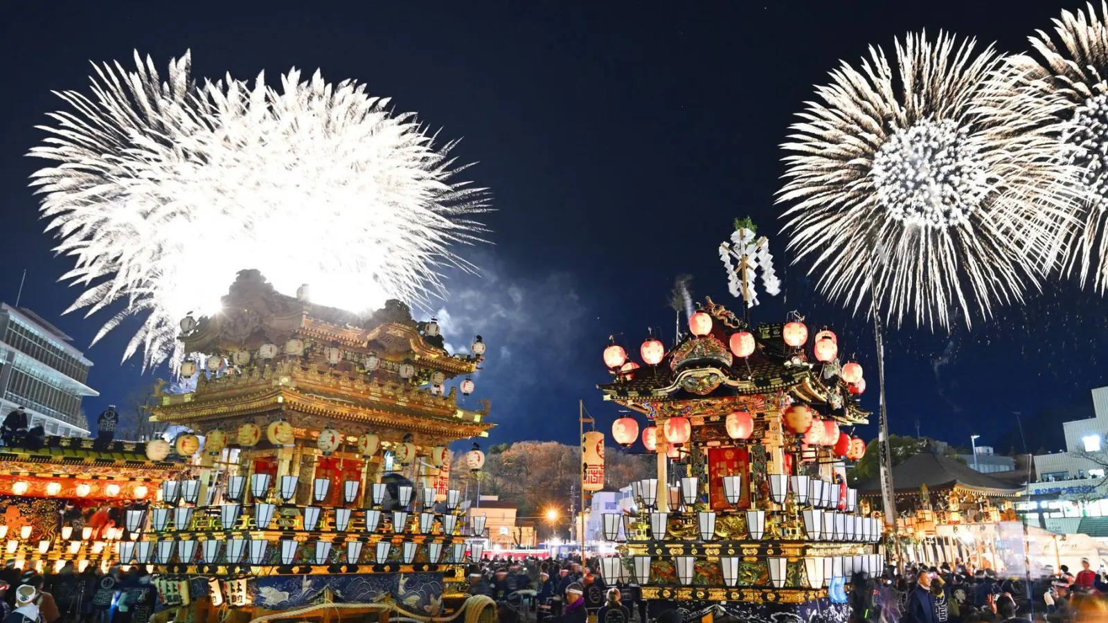 Feuerwerkskörper explodieren beim Chichibu-Nachtfest in der Präfektur Saitama im Osten Japans. (Foto: Uncredited/kyodo/dpa)