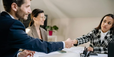 Bei unerwarteten Fragen im Bewerbungsgespräch hilft es ruhig zu bleiben und offen zuzugeben, wenn man nicht sofort eine Antwort parat hat. (Foto: Pexels)