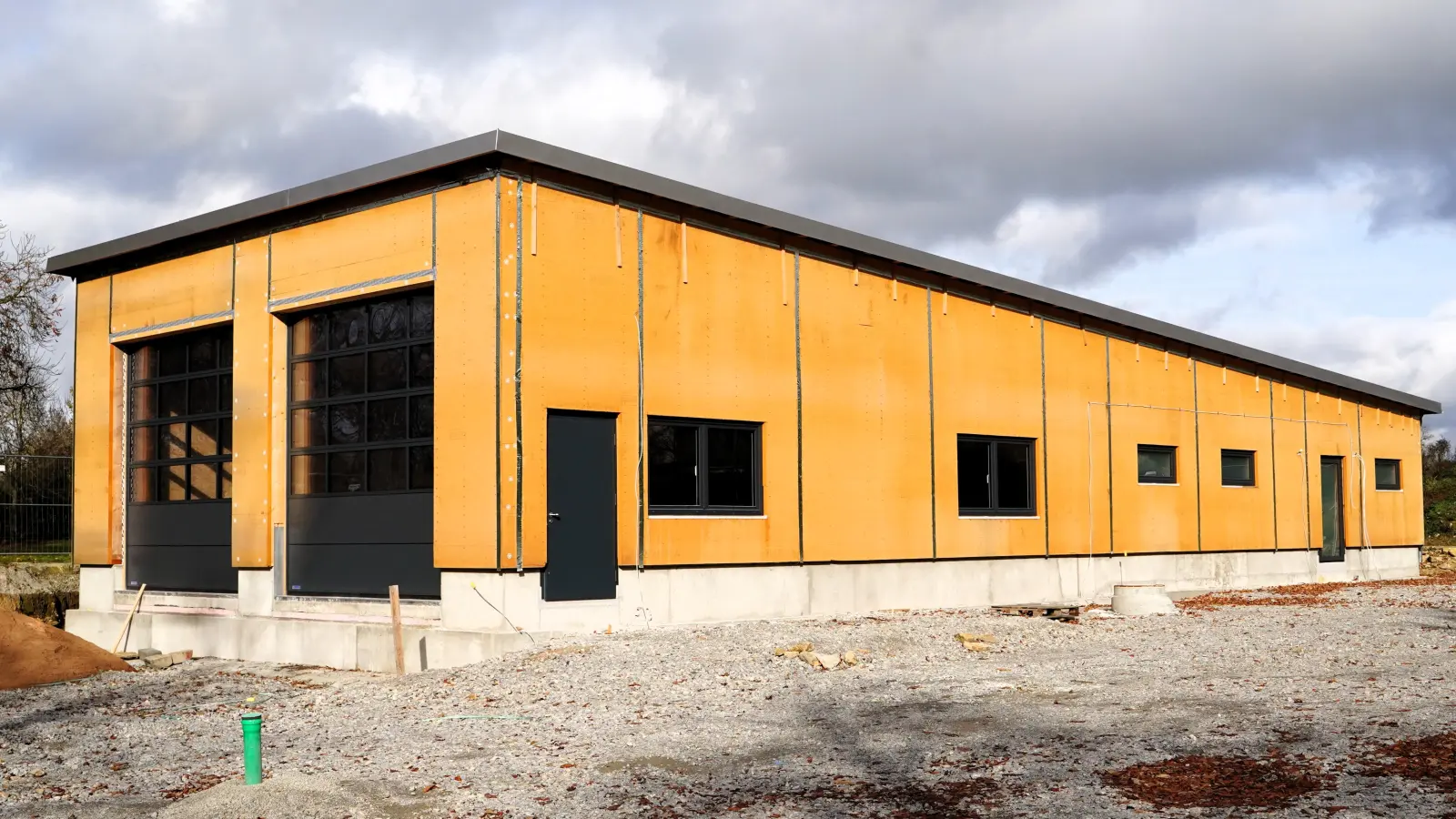 Weit fortgeschritten ist der Bau des Feuerwehrhauses. Im zweiten Quartal 2026 soll es bezugsfertig sein. (Foto: Simone Hedler)