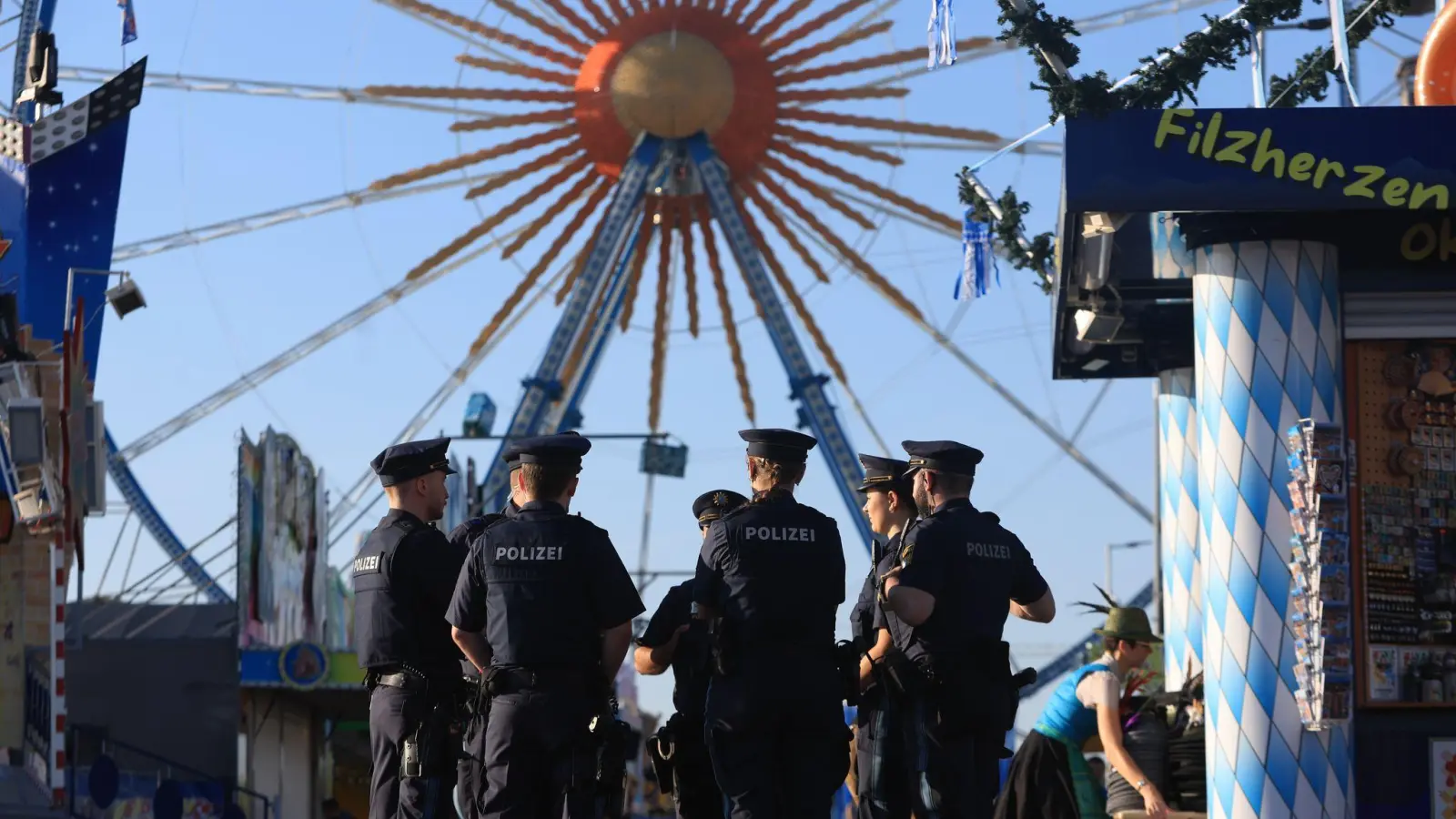 Hunderte Polizeibeamte sichern das Volksfest.  (Foto: Karl-Josef Hildenbrand/dpa)