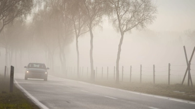 Verschleiert der Nebel auch tagsüber die Sicht? Dann muss das Abblendlicht eingeschaltet sein.  (Foto: Philipp Schulze/dpa/dpa-tmn)