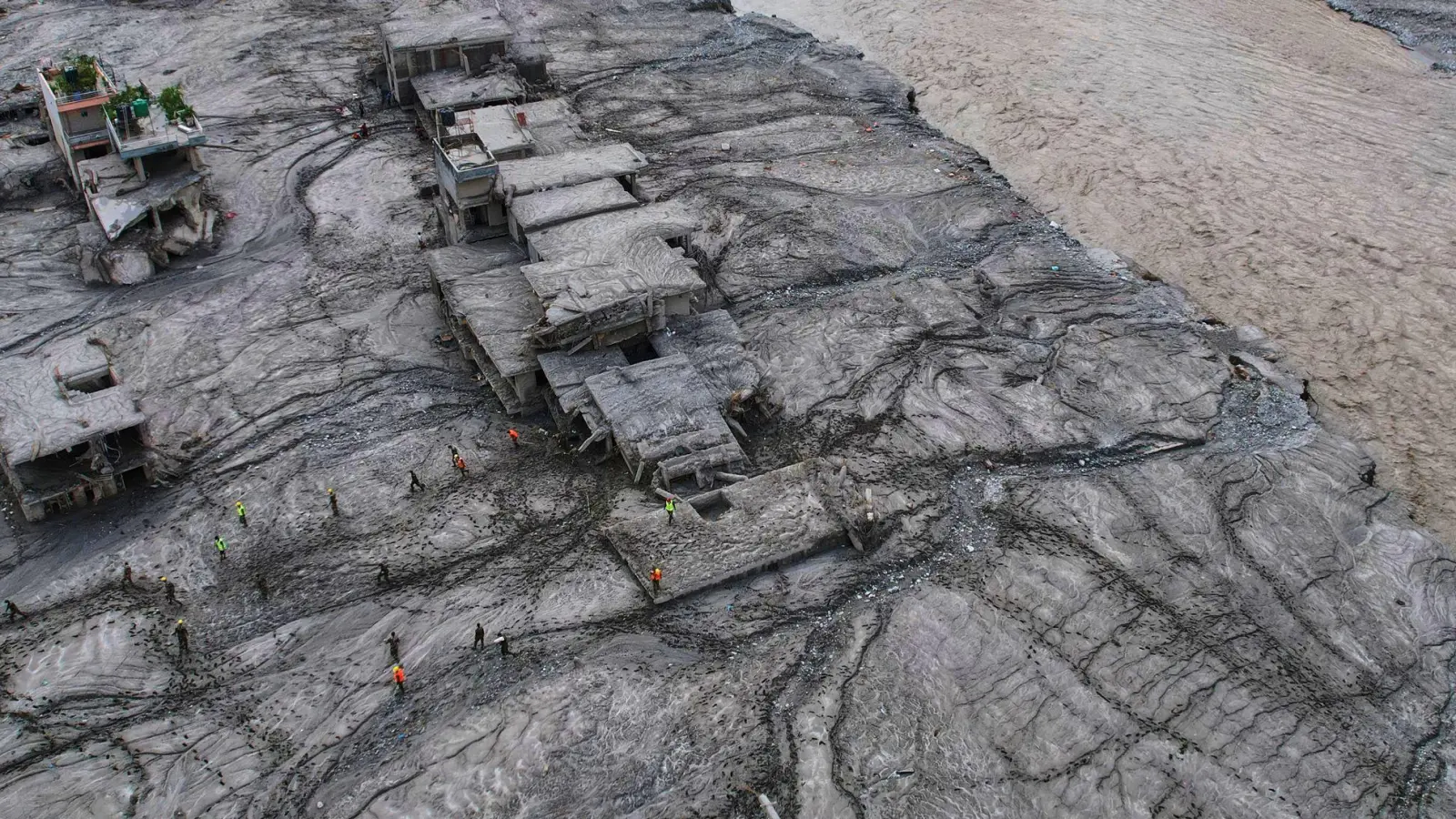 Die Sturzflut hatte ganze Landstriche im Schlamm versinken lassen.  (Foto: Rajesh Kumar Singh/AP/dpa)