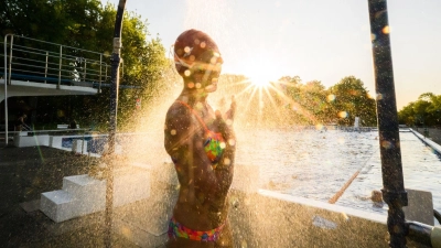 Damit Chlor die Farben nicht ausbleicht: Badekleidung sollte man am besten noch am selben Tag mit Leitungswasser ausspülen.  (Foto: Julian Stratenschulte/dpa/dpa-tmn)