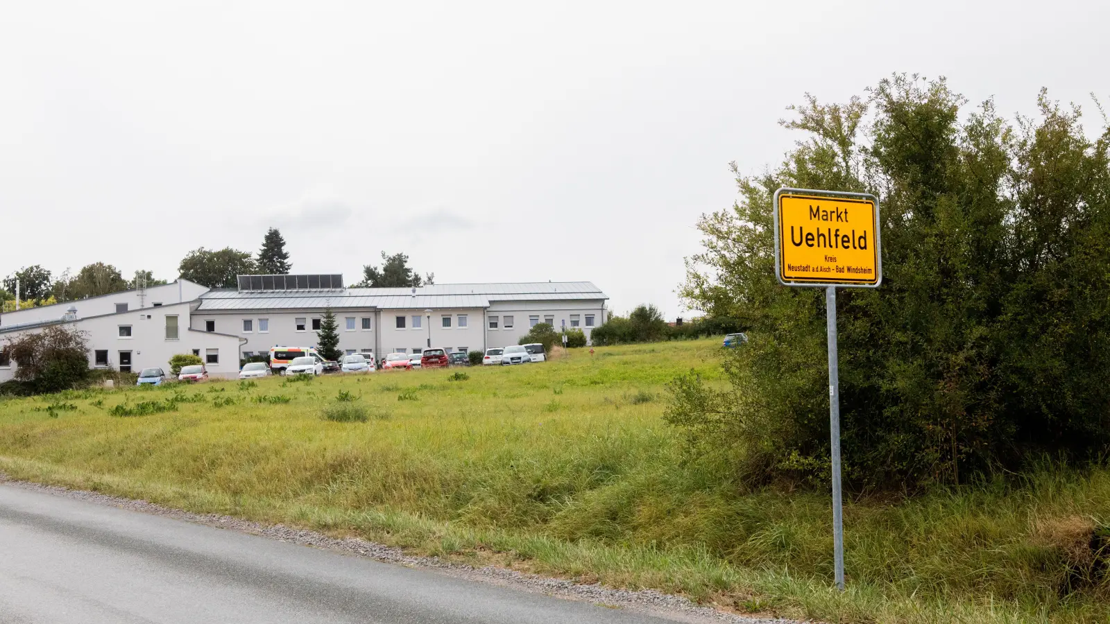 Auf der Wiese gegenüber dem Uehlfelder Vitanas-Altenheim soll ein Wohnheim für 28 ehemalige Alkoholsuchtkranke entstehen – doch nicht jedem Anwohner gefällt das. (Foto: Evi Lemberger)