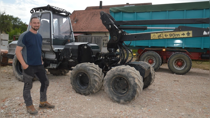 Mit diesem „kleinen und handlichen“ Harvester fing Simon Launer seine Firmenkarriere an. (Foto: Peter Tippl)