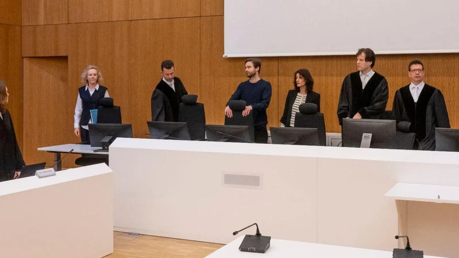 Oliver Bellenhaus (l-r), Mitangeklagter im Wirecard-Prozess, der früheren Wirecard-Vorstandschef Markus Braun sowie die Anwältinnen Maria -Theresa Herzog und  Theres Kraußlach stehen beim Eintreten der Kammer im Gerichtssaal an ihrem Platz. (Foto: Peter Kneffel/dpa)