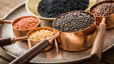 Von Rot über Gelb und Braun bis Schwarz - die Auswahl an unterschiedlichen Linsensorten ist groß.  (Foto: Christin Klose/dpa-tmn)