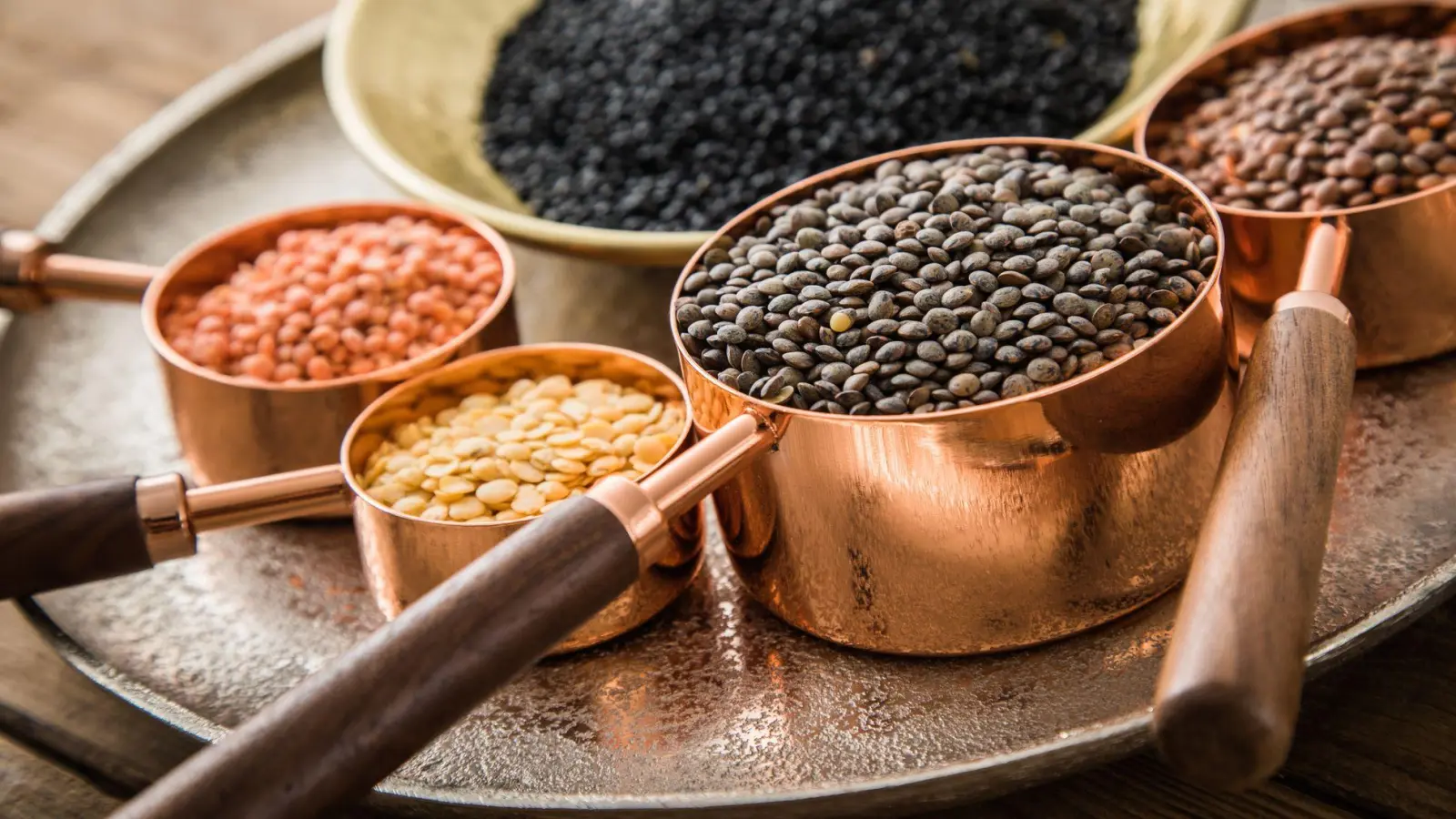 Von Rot über Gelb und Braun bis Schwarz - die Auswahl an unterschiedlichen Linsensorten ist groß.  (Foto: Christin Klose/dpa-tmn)