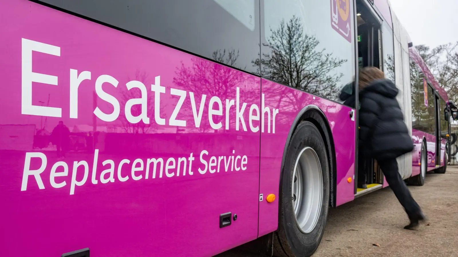 90 Busse werden als Ersatzverkehr auf den Strecken eingesetzt. (Archivbild) (Foto: Armin Weigel/dpa)