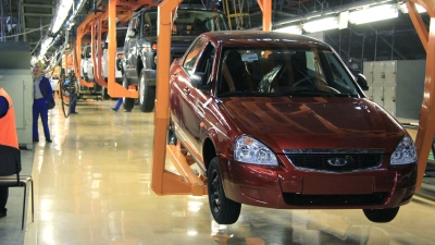 2024 wurden in Russland nach einem schweren Umsatzeinbruch zuvor wieder mehr Autos verkauft. (Archivbild) (Foto: picture alliance / Thomas Körbel/dpa)