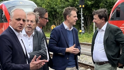 Dieter Hummel, Hans Herold, Werner Stieglitz (von links) sowie Bad Windsheims Bürgermeister Jürgen Heckel (rechts) im Gespräch mit dem CSU-Landratskandidaten Dr. Christian von Dobschütz. (Foto: Bernhard Kisch)