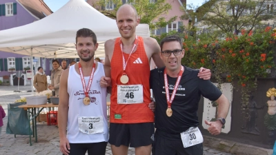 Der Größte war der Schnellste: Julian Peisker (Mitte) mit dem Zweitplatzierten Paul Galios (links) und Sebastian Ernst. (Foto: Jörg Behrendt)
