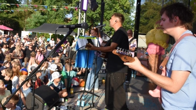 Beste Stimmung herrschte beim gut besuchten Schulhofkonzert mit Nevio Passaro und seiner Band auf dem Pausenhof der Emskirchener Grundschule. (Foto: Ute Niephaus )