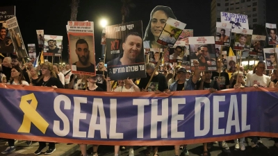 Für die Freilassung und Übergabe aller Geiseln waren monatelang Tausende Israelis auf die Straßen gegangen. (Archivbild) (Foto: Mahmoud Illean/AP/dpa)