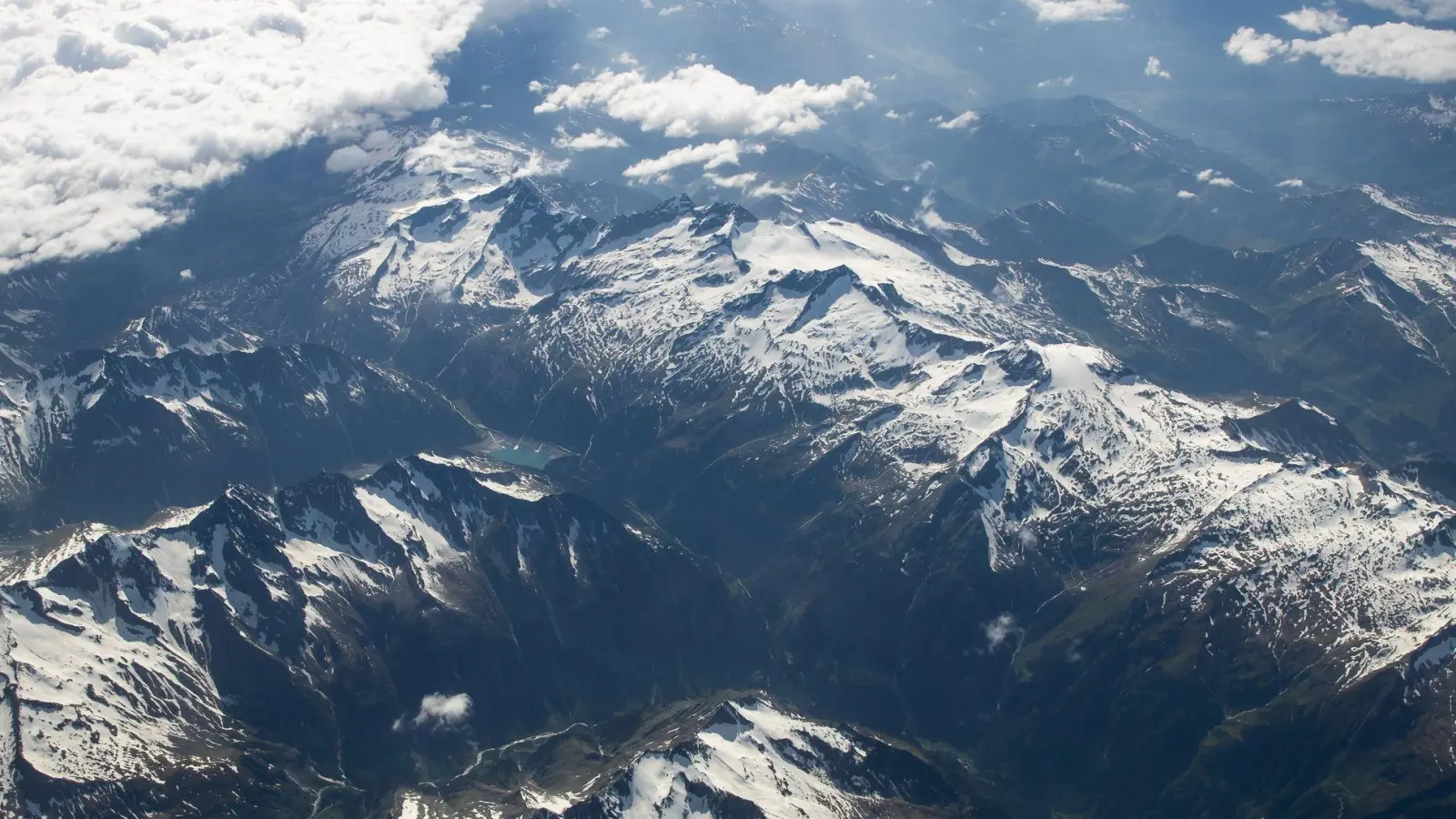 Das Unglück ereignete sich in den Zillertaler Alpen. (Archivbild)  (Foto: Daniel Karmann/dpa)