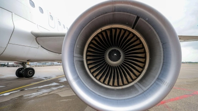 Am Flughafen der griechischen Insel wurde eine Frau aus Deutschland von den Turbinengasen erfasst und leicht verletzt.  (Foto: Christoph Reichwein/dpa)