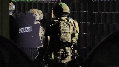 Mit einer groß angelegten Razzia geht die Polizei seit dem Morgen gegen ein Geldwäsche-Netzwerk und Rocker der „Hells Angels“ vor. (Foto: Christoph Reichwein/dpa)