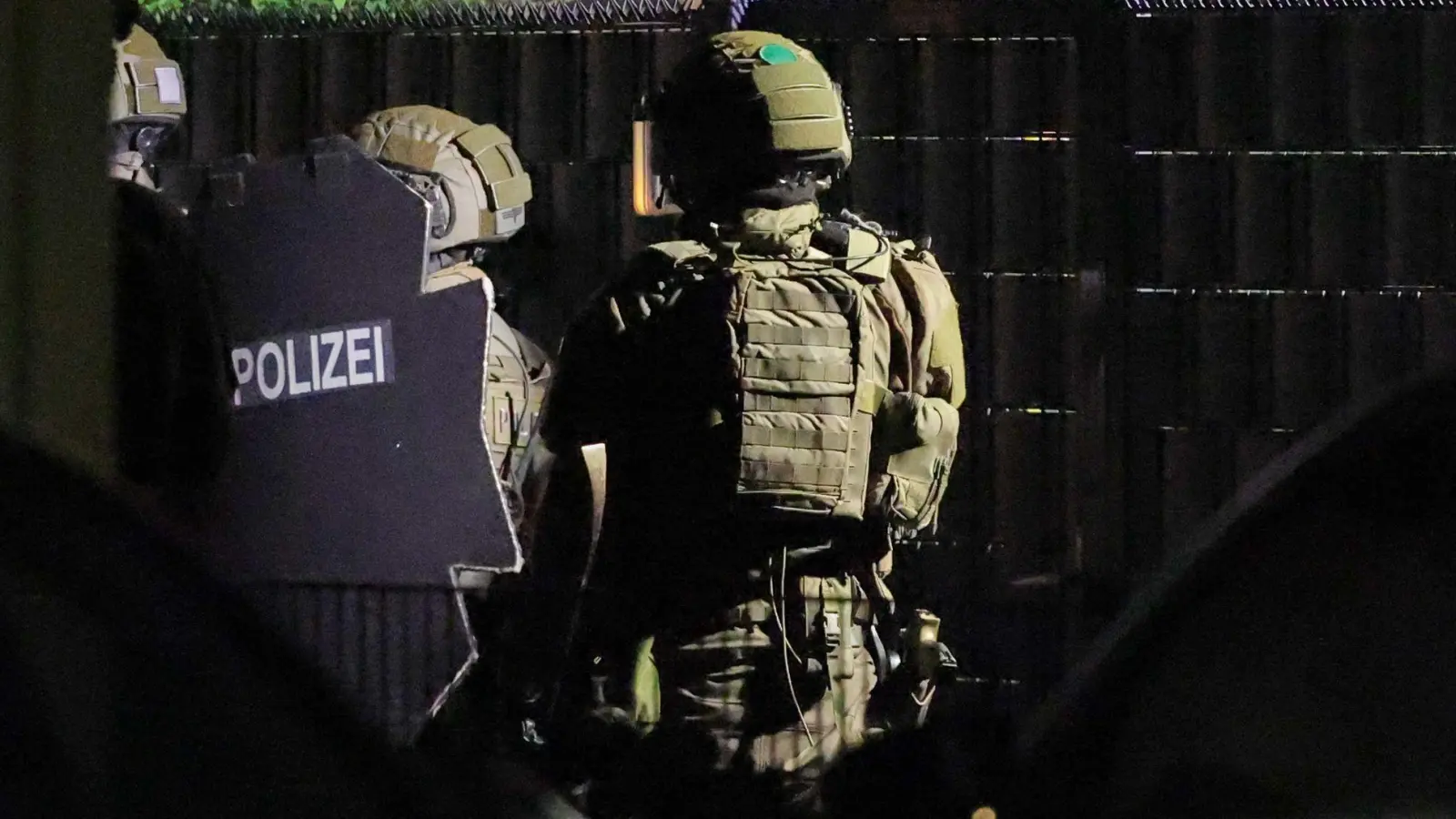 Mit einer groß angelegten Razzia geht die Polizei seit dem Morgen gegen ein Geldwäsche-Netzwerk und Rocker der „Hells Angels“ vor. (Foto: Christoph Reichwein/dpa)