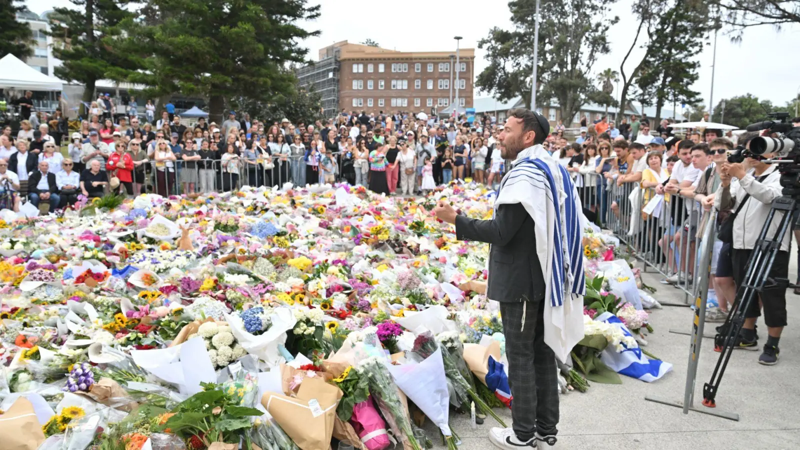 In Australien gedenken die Menschen der Opfer des Anschlags.   (Foto: Mick Tsikas/AAP/dpa)