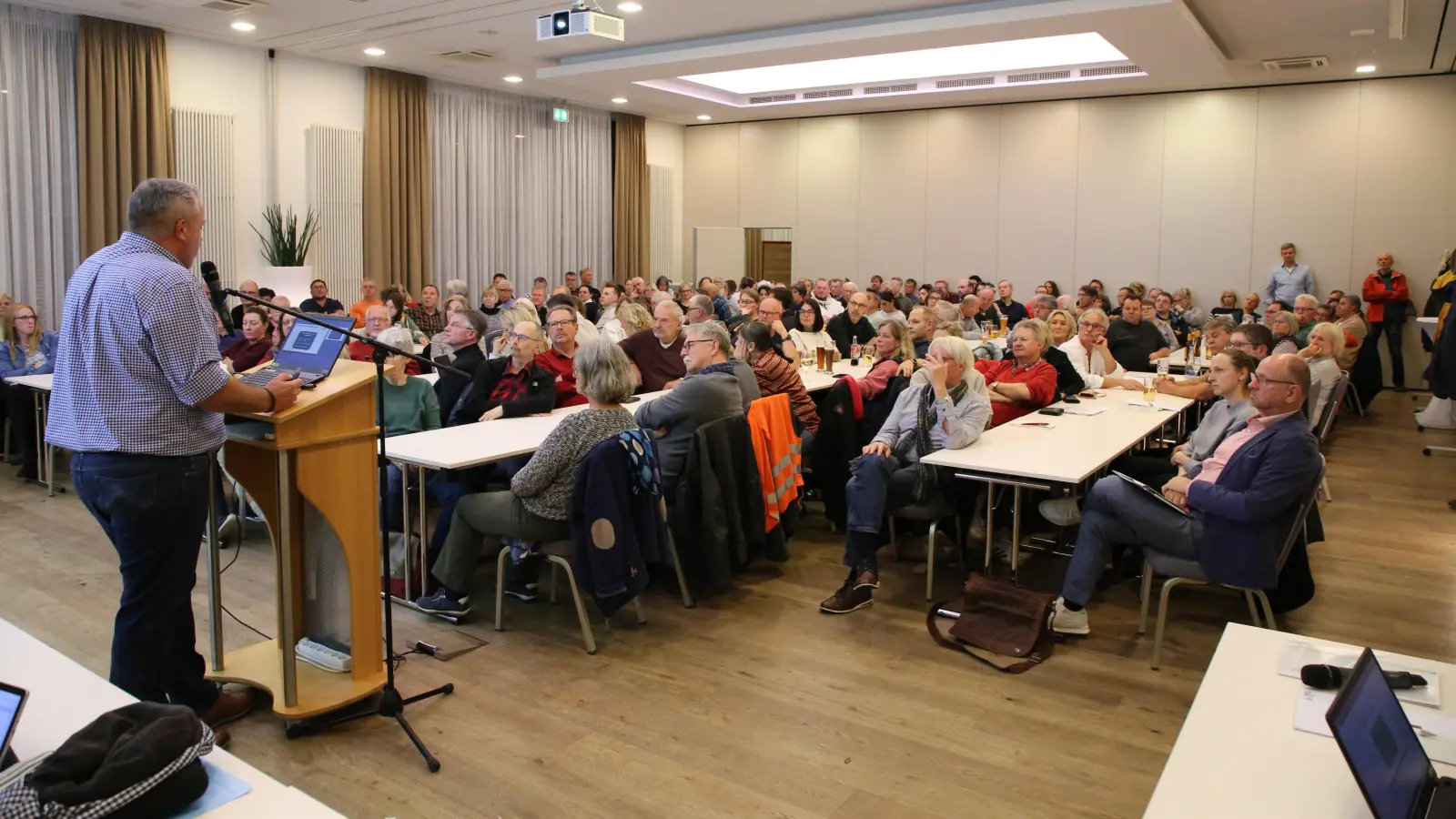Sehr großes Interesse herrschte an der Info-Veranstaltung in Neuendettelsau zum Thema Sanierungsgebiet. (Foto: Alexander Biernoth)