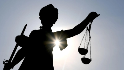 Schwebt eine Magersüchtige in Lebensgefahr, hilft manchmal nur noch eine Zwangsernährung. Muss sie dafür fixiert werden, dürfen das die Eltern aber nicht mehr allein entscheiden, sondern ein Gericht. (Foto: Arne Dedert/dpa)