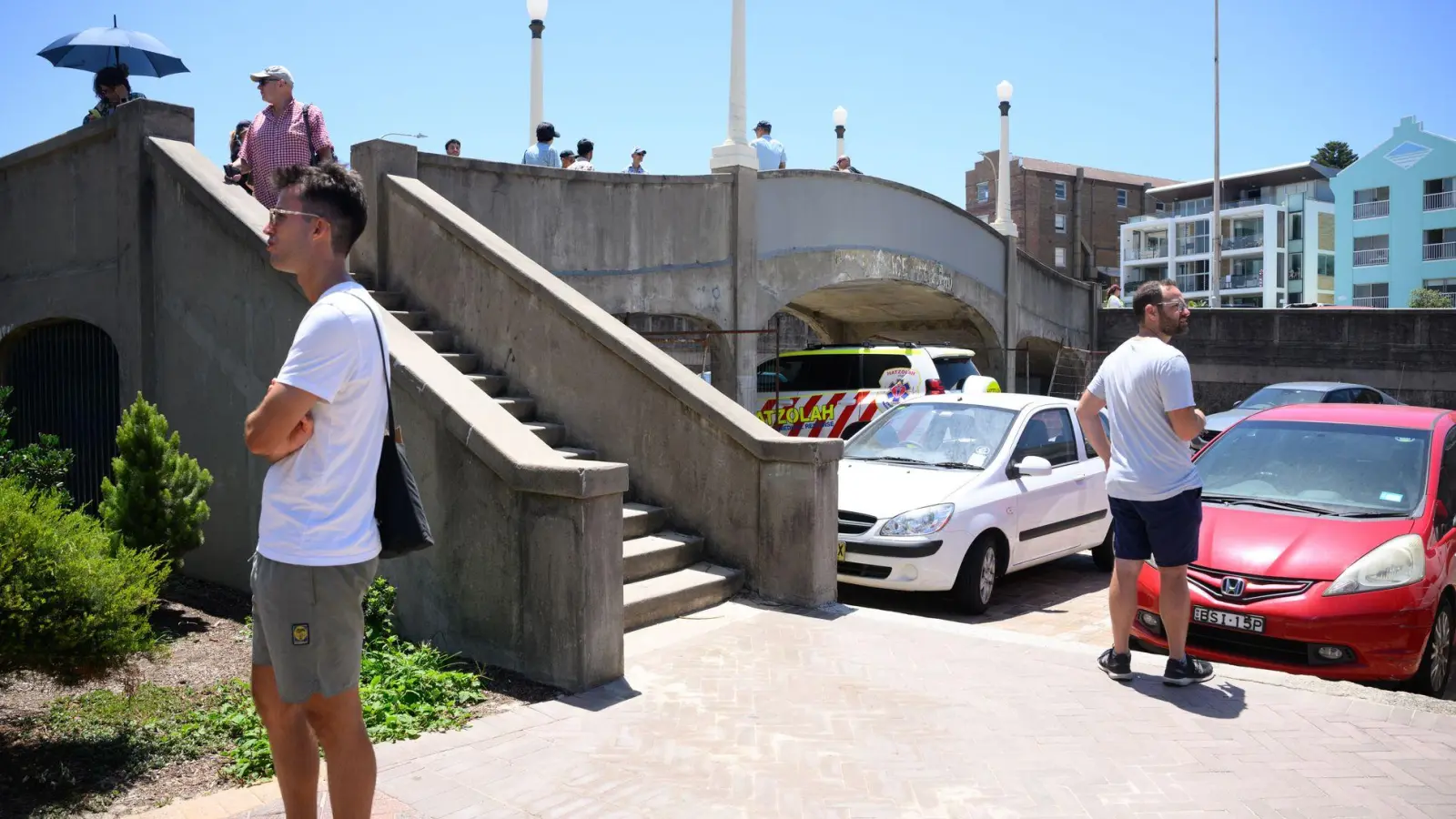 Von dieser Fußgängerbrücke aus feuerten die Täter in die Menge. (Foto: Dan Himbrechts/AAP/dpa)