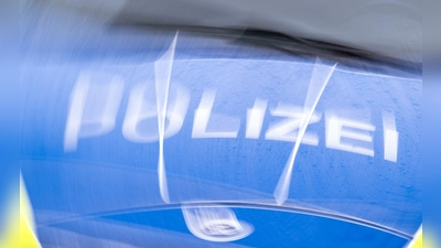 Polizeieinsatz in Altötting: Ermittler sichern Spuren nach einer blutigen Auseinandersetzung in einem Wohnhaus. (Symbolbild) (Foto: Soeren Stache/dpa)