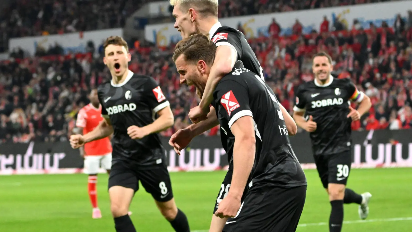 Torjubel der Freiburger: Ginter legt vor, Höler verwandelt. (Foto: Torsten Silz/dpa)