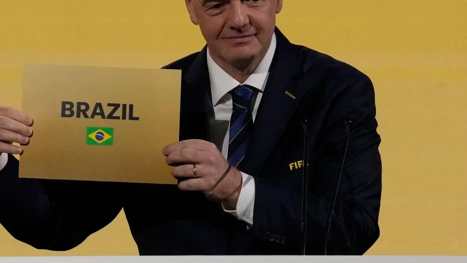 FIFA-Präsident Gianni Infantino verkündet beim FIFA-Kongress, dass Brasilien als Gastgeber der Frauenfußball-WM 2027 ausgewählt worden ist. (Foto: Sakchai Lalit/AP/dpa)