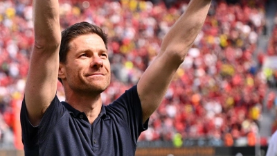 Xabi Alonso wird trotz einer Niederlage im letzten Heimspiel von den Fans gefeiert. (Foto: Marius Becker/dpa)