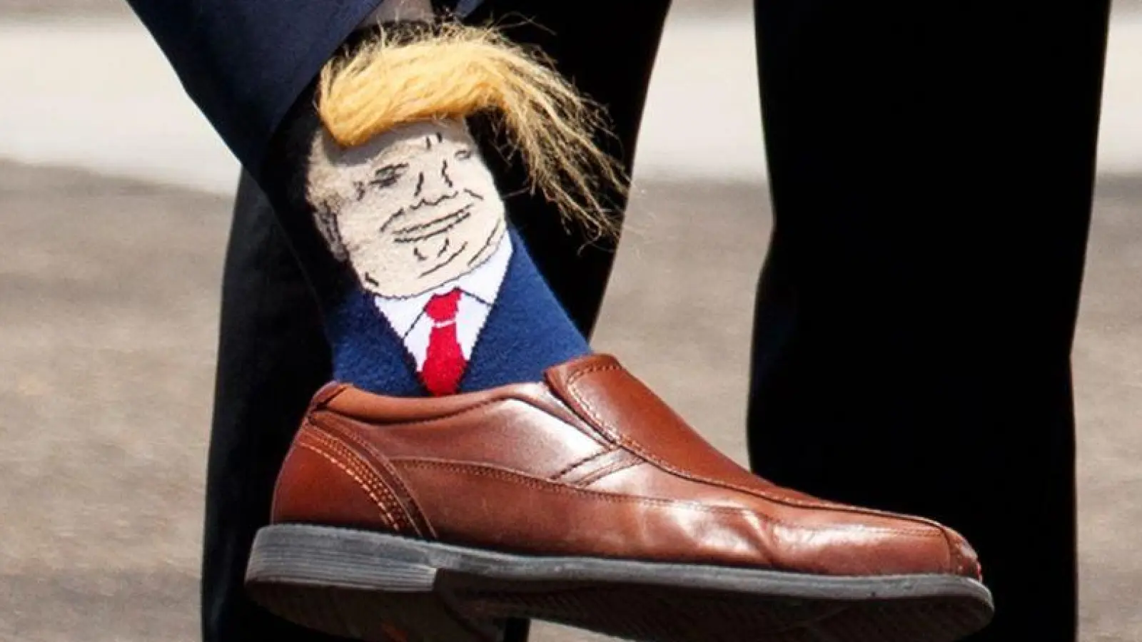 Russische Abgeordnete haben bei ihrem ersten US-Besuch seit mehr als zehn Jahren als Geschenk Socken mit dem Bildnis von Präsident Donald Trump geschenkt bekommen. (Symbolbild) (Foto: Evan Vucci/AP/dpa)