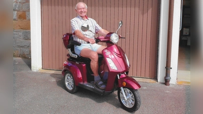 Vor ein paar Jahren hat sich Erwin Wehnert einen E-Roller mit bequemem Sitz angeschafft. Mit dem Gefährt unternimmt der nunmehr 90-Jährige regelmäßig ausgedehnte Touren durch die Region. (Foto: Thomas Wehnert)