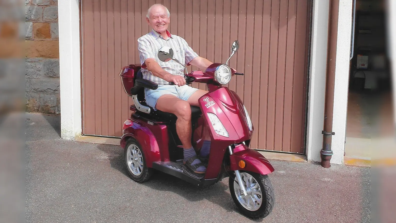 Vor ein paar Jahren hat sich Erwin Wehnert einen E-Roller mit bequemem Sitz angeschafft. Mit dem Gefährt unternimmt der nunmehr 90-Jährige regelmäßig ausgedehnte Touren durch die Region. (Foto: Thomas Wehnert)