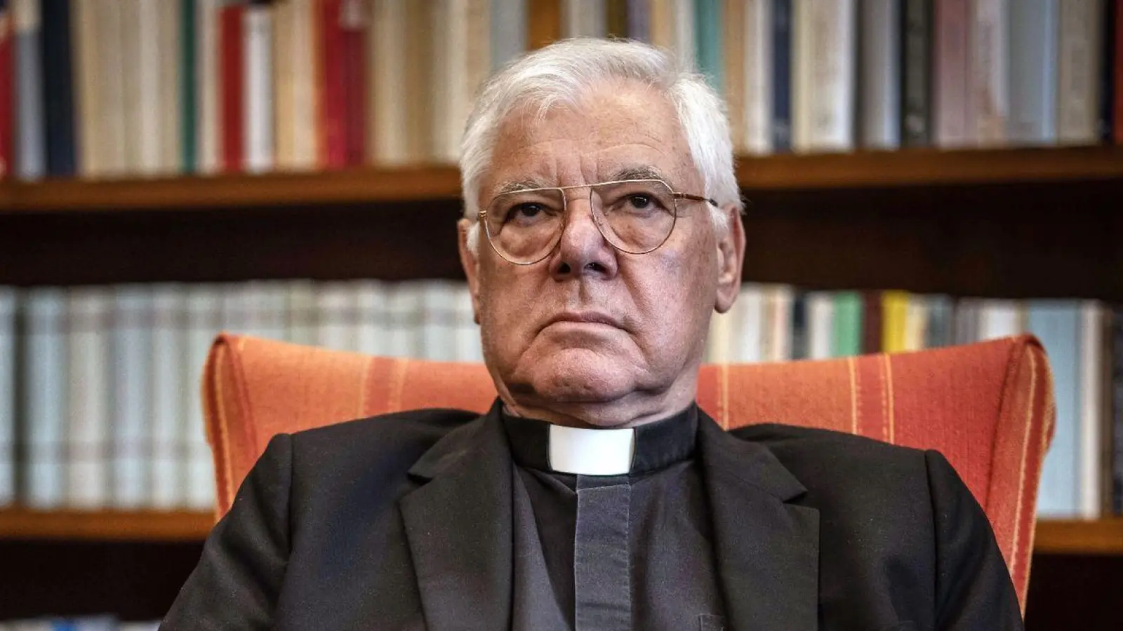 Kardinal Gerhard Ludwig Müller sitzt in seinem Arbeitszimmer in Rom während eines Gespräches mit der Deutschen Presse Agentur. (Foto: Oliver Weiken/dpa/Archivbild)