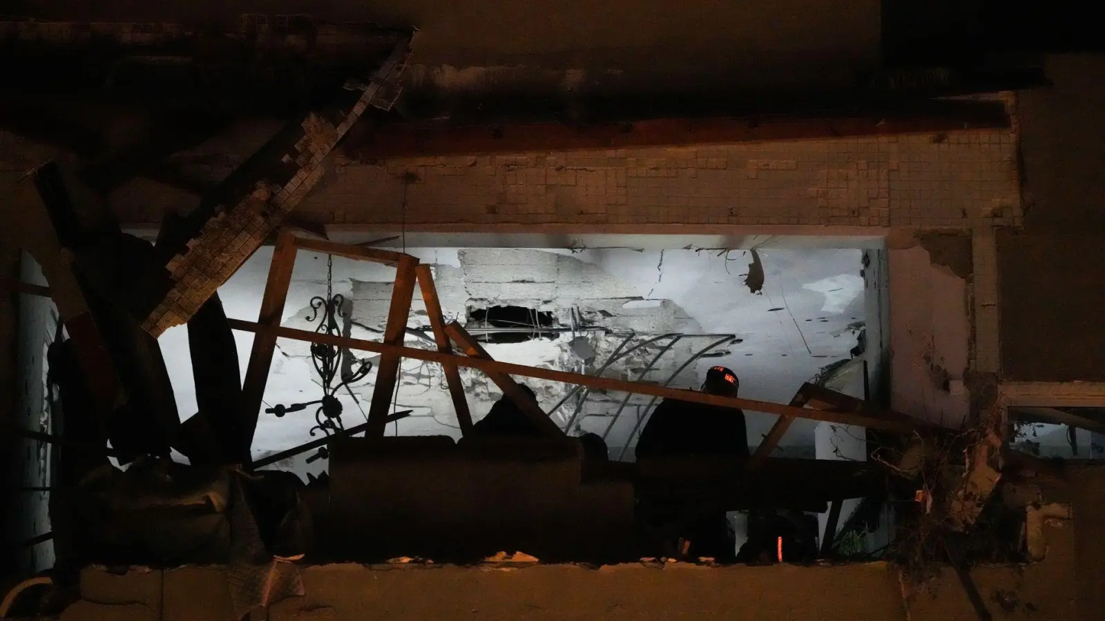 Zwei Menschen wurden beim Einschlag einer Rakete in Ramat Gan getötet. (Foto: Ohad Zwigenberg/AP/dpa)