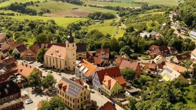 Ein Ort mit Schloss und attraktiver Hanglage: Ende 1959 war Schillingsfürst zur Stadt befördert worden. An diesen Karrieresprung wird seither alle fünf Jahre mit einem besonderen Heimatfestprogramm erinnert. Der Höhepunkt des diesjährigen Veranstaltungsreigens steht vom 12. bis 14. September bevor. (Foto: Stadt Schillingsfürst)