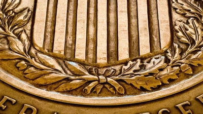 Wird die US-Notenbank Fed erstmals seit Monaten den Leitzins senken? (Archivfoto) (Foto: Andrew Harnik/AP/dpa)
