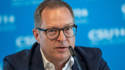 CSU-Generalsekretär Huber poltert seit Tagen gegen die Sondierungen von SPD, Grünen und Linkspartei in Berlin. Jetzt fordert er den sofortigen Abbruch. (Archivbild) (Foto: Peter Kneffel/dpa)
