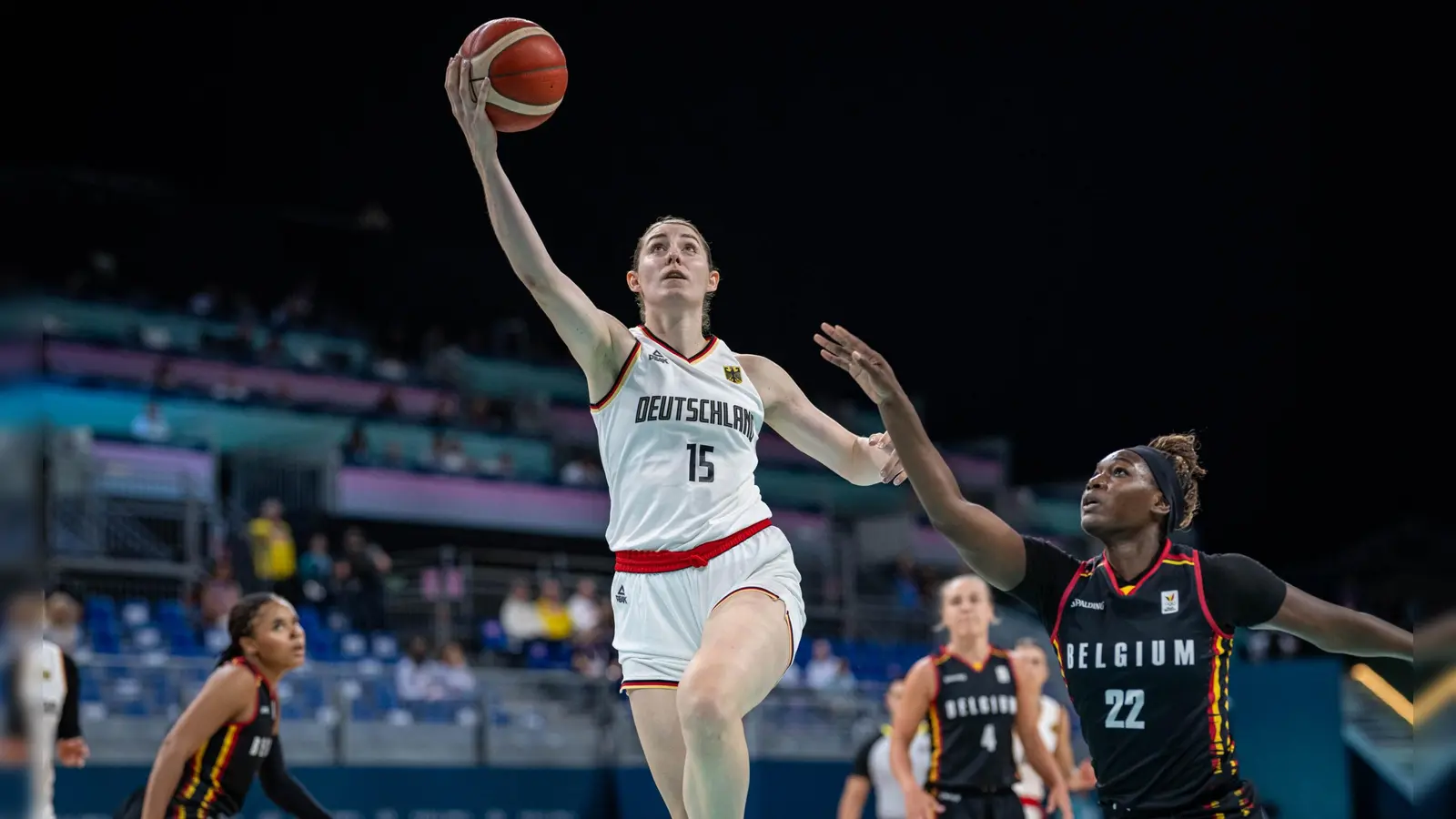 Die ersten Olympia-Punkte für Luisa Geiselsöder (mit Ball). Gegen Belgien zeigte sie ein kämpferisch starkes Spiel. (Foto: DBB)