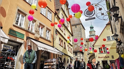 Die Lampion-Deko in der Hafengasse ist inzwischen das Erkennungszeichen der Stadtmosphäre. Diesmal ist nicht nur der Sonntag verkaufsoffen, es kann außerdem am Samstag bis 24 Uhr geshoppt werden. (Archivbild: Jürgen Binder)